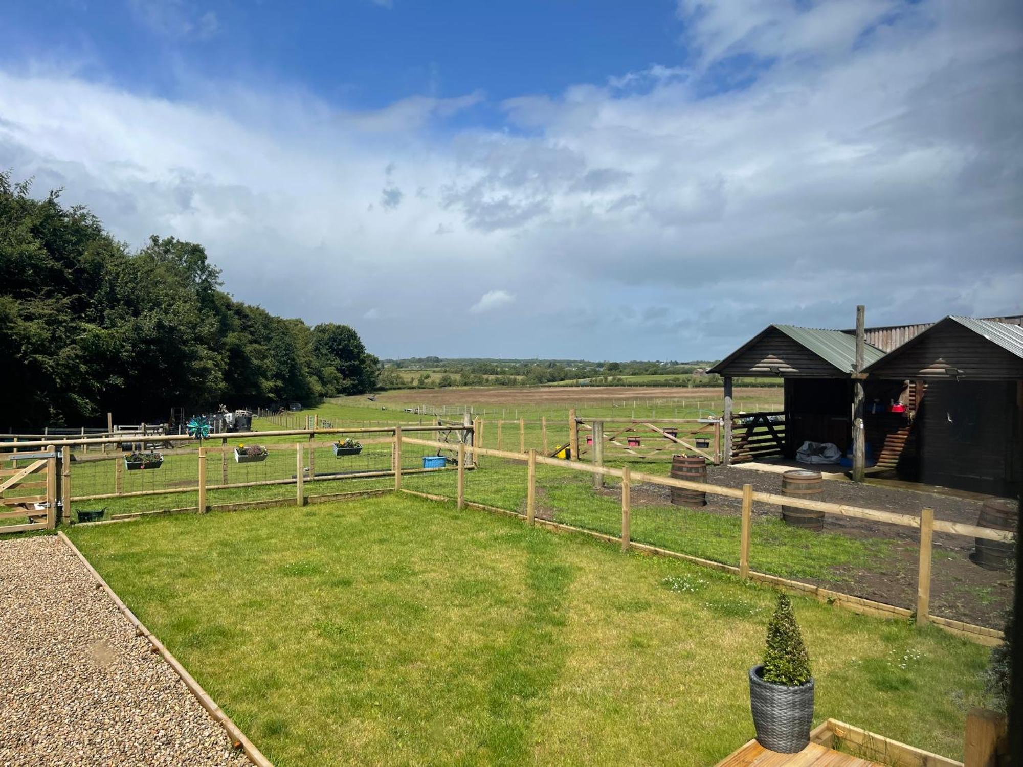 Millburn Mini Farm Hotel Kilwinning Exterior photo